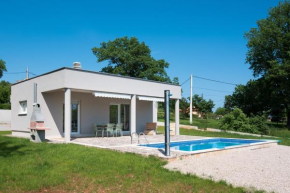 Bungalow Mit Pool In Becici